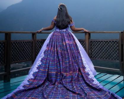 Quinceañera guatemalteca se hace viral por original vestido