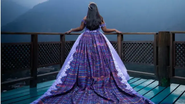 Quinceañera guatemalteca se hace viral por original vestido.