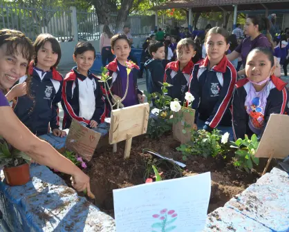 Embellecen jardines de la escuela primaria Josué R. Díaz en Culiacán