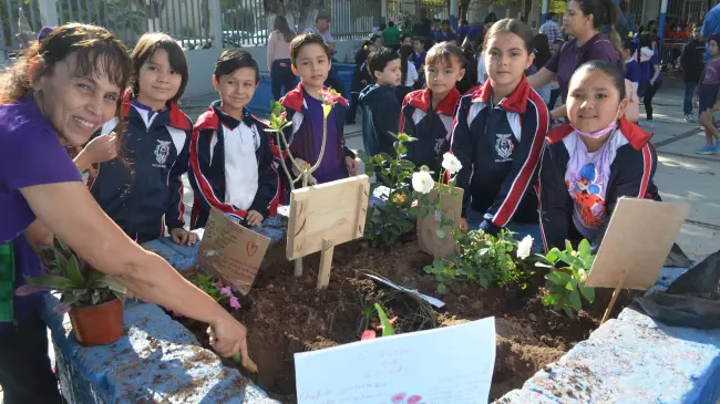 Con gran entusiasmo, estudiantes, padres y docentes participan en jornada de arborización en escuela primaria Josué R. Díaz.