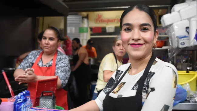 María Fernanda es un ejemplo de perseverancia y sazón en el Mercado de las Flores.