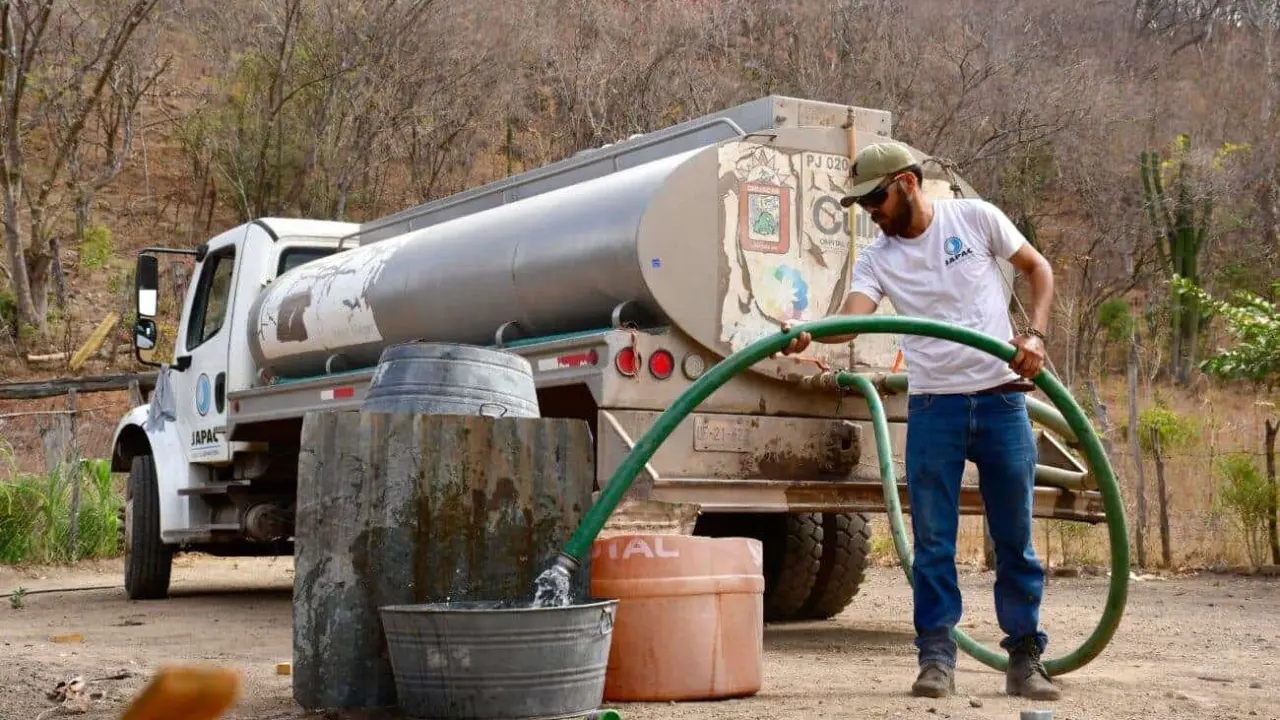 Ya inició el abasto de agua con pipas por la sequía en comunidades rurales