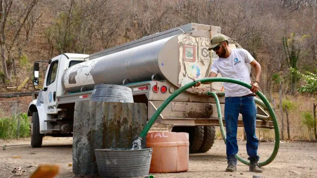 Ya inició el abasto de agua con pipas por la sequía en comunidades rurales