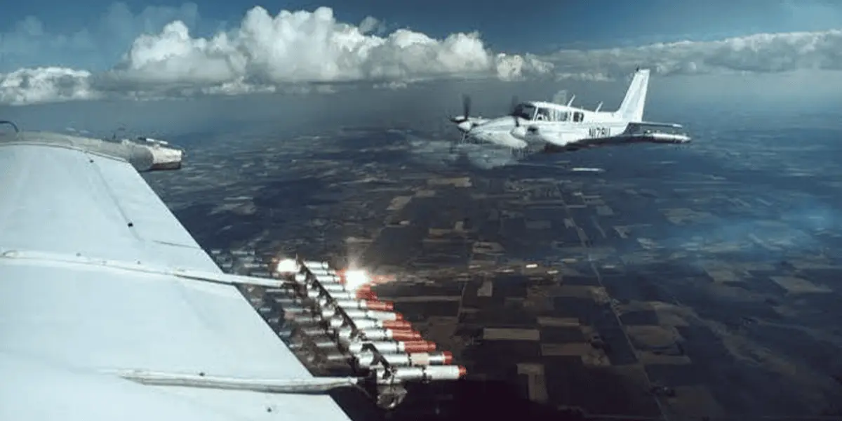 Un avión Turbo Comander  se prepara para iniciar bombardeo de nubes