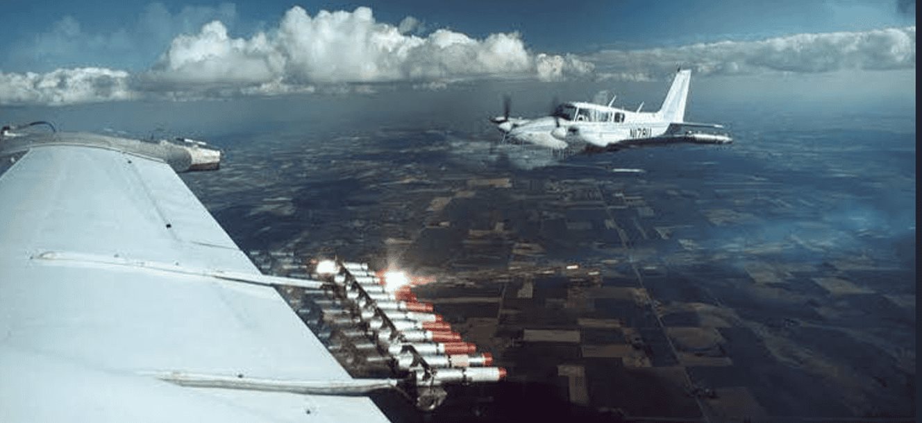 Un avión Turbo Comander  se prepara para iniciar bombardeo de nubes