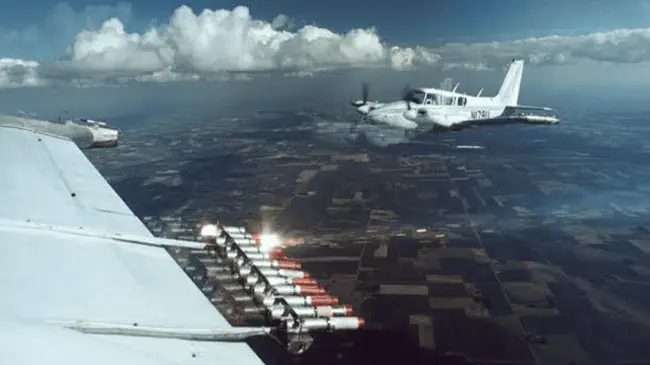 Un avión Turbo Comander se prepara para iniciar bombardeo de nubes