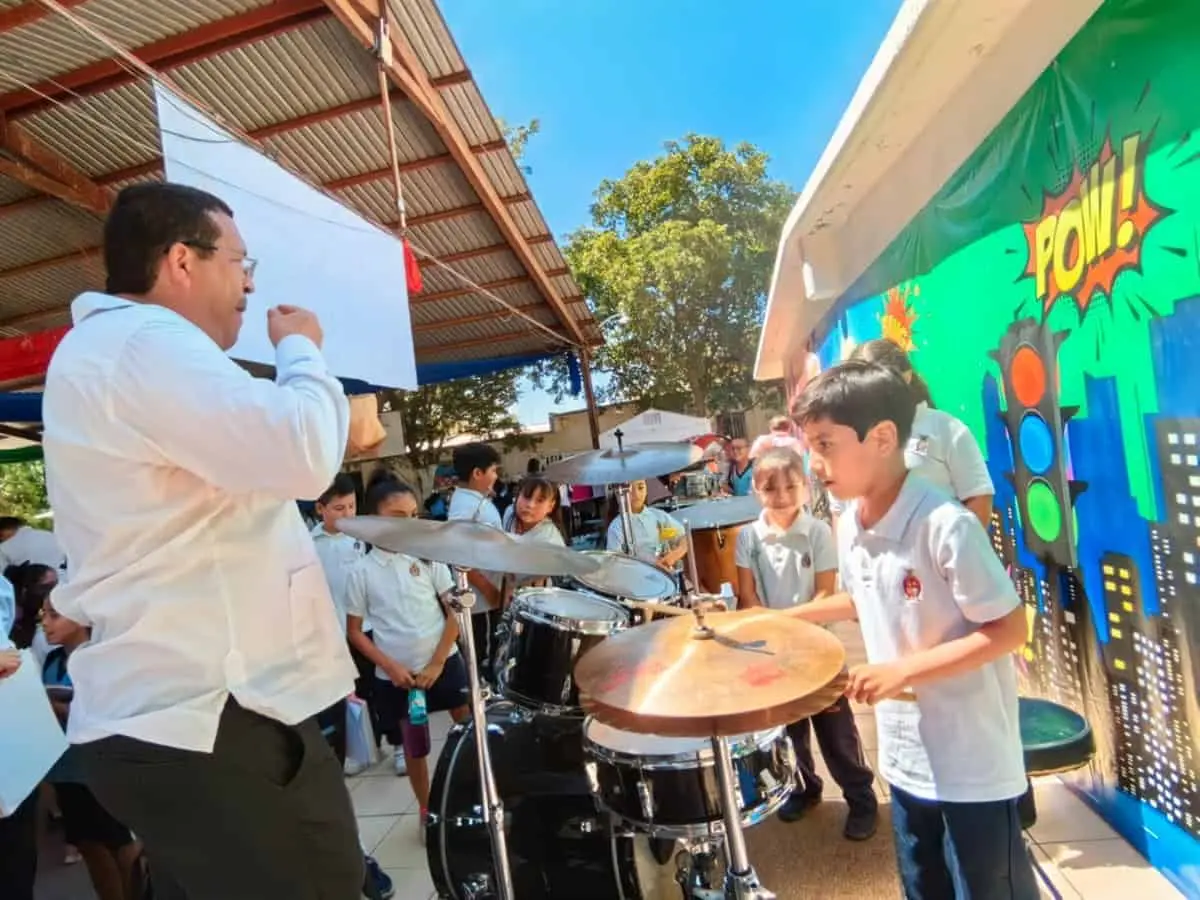 En el concierto los niños pudieron tocar los instrumentos.