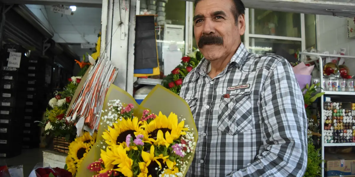 En su florería en Culiacán, Celso Vásquez es un experto.