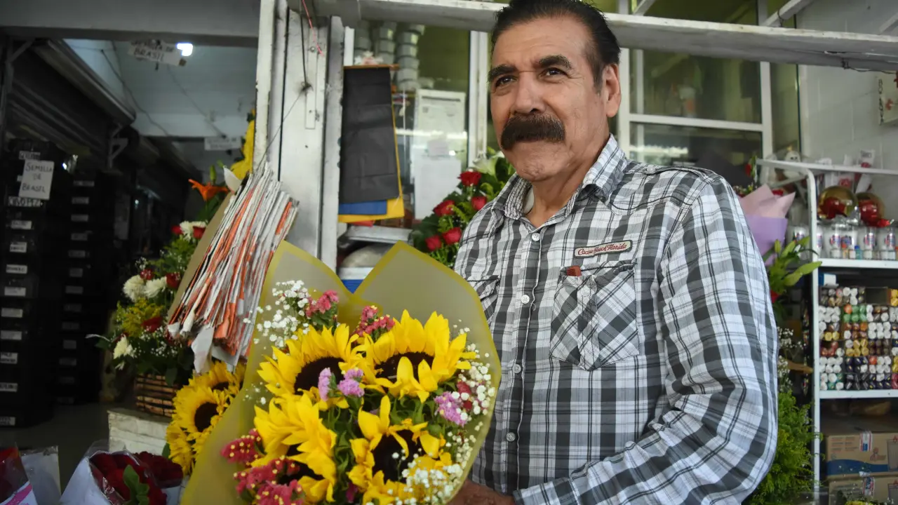 En su florería en Culiacán, Celso Vásquez es un experto.