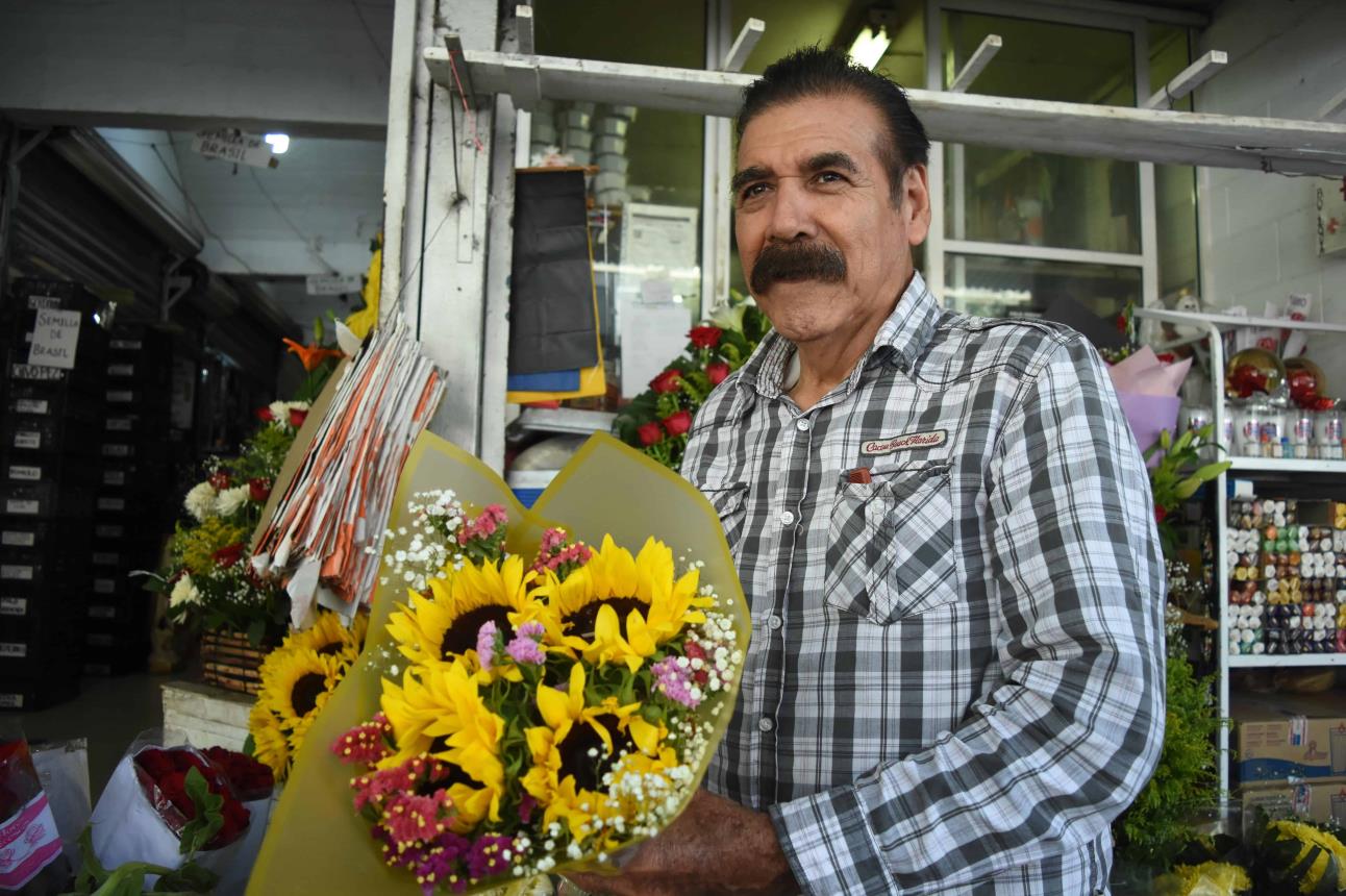 En su florería en Culiacán, Celso Vásquez es un experto.