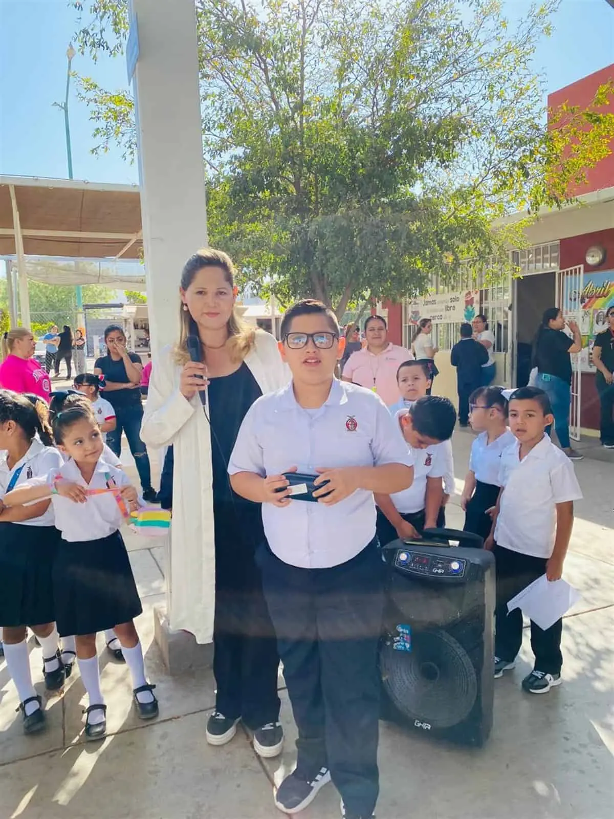 Entregan lentes gratis a los niños de la primaria