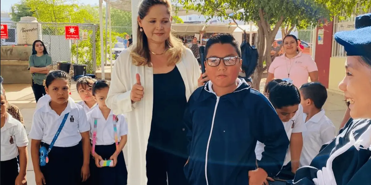 Muy felices los niños de la Primaria Alturas del Sur recibieron sus lentes.