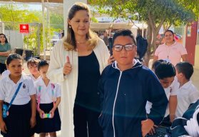 Niños de Escuela Primaria Alturas del Sur reciben lentes gratis para mejorar su visión