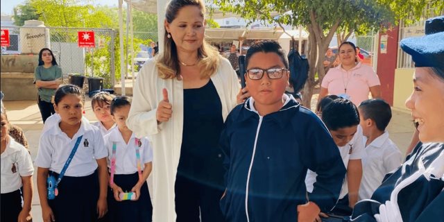 Niños de Escuela Primaria Alturas del Sur reciben lentes gratis para mejorar su visión