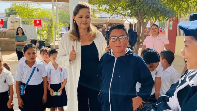 Muy felices los niños de la Primaria Alturas del Sur recibieron sus lentes.