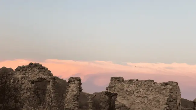 Foto de una de las ruinas del set tomada por Laura Tapia