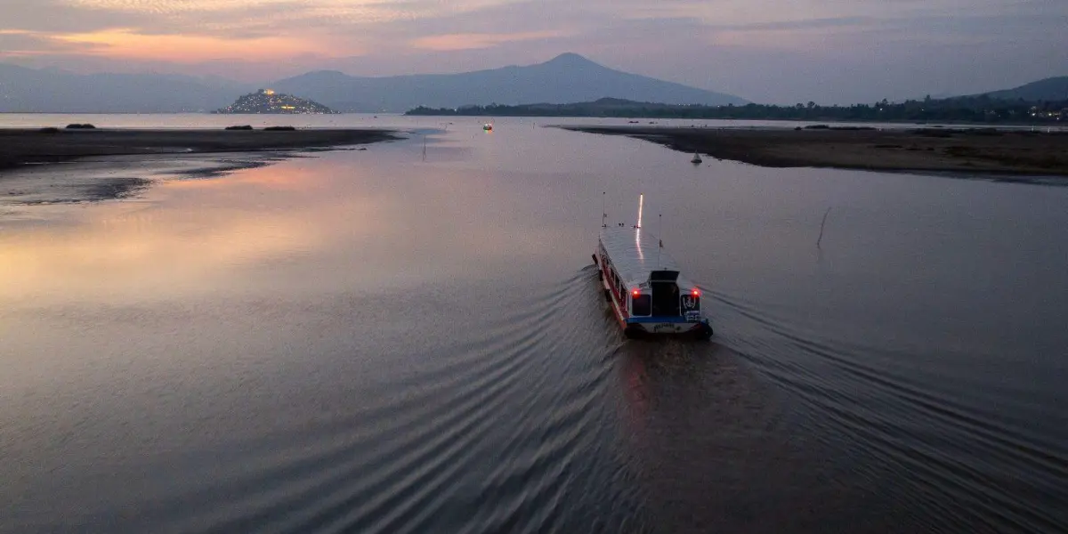 Se realiza un constante dragado y desazolve en manantiales, principalmente en la parte sur y suroeste del lago de Pátzcuaro.