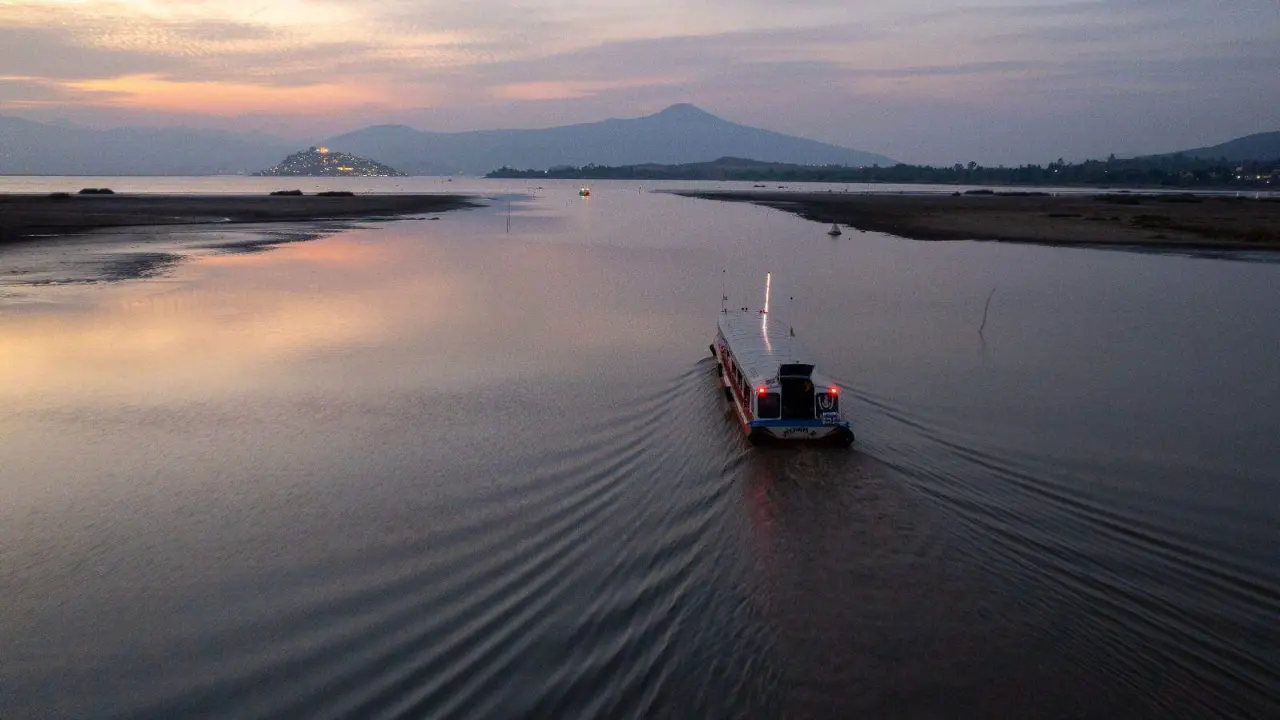 Se realiza un constante dragado y desazolve en manantiales, principalmente en la parte sur y suroeste del lago de Pátzcuaro.