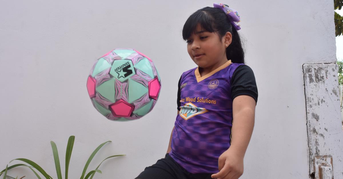 América Valentina es una pequeña capitana que conquista el futbol con destreza y pasión
