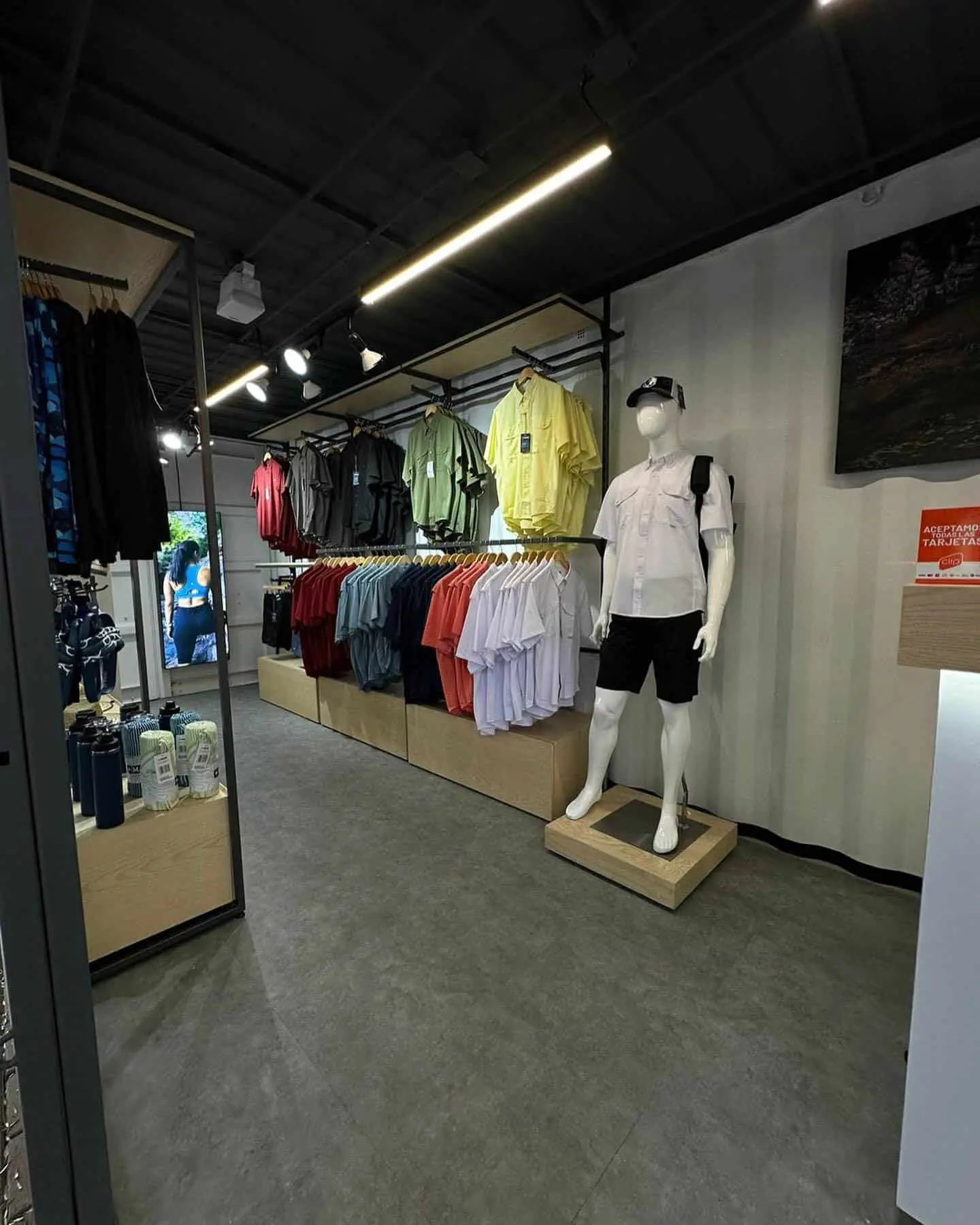 Qué productos venden en las tiendas MAJA Sportswear