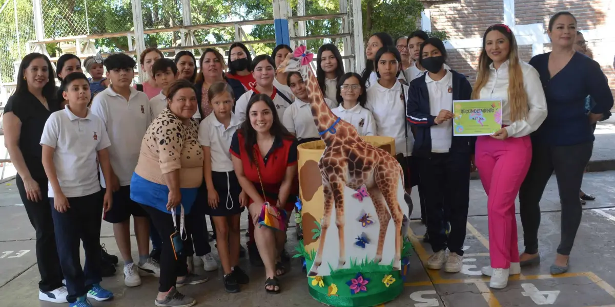 En la escuela primaria Profesor Benito Fentanes muestran su compromiso con el medio ambiente al participar en un concurso de cestos de basura hechos de materiales reciclables. Foto: Juan Madrigal