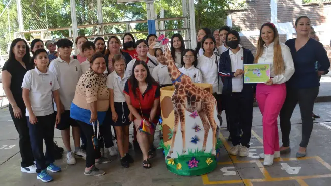 En la escuela primaria Profesor Benito Fentanes muestran su compromiso con el medio ambiente al participar en un concurso de cestos de basura hechos de materiales reciclables. Foto: Juan Madrigal