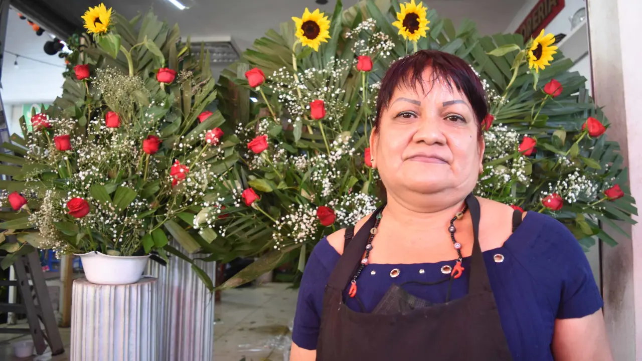 Lula López disfruta de su trabajo en Florería López.