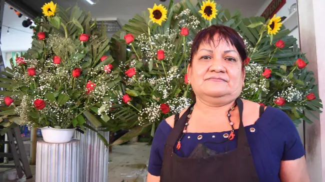 Lula López disfruta de su trabajo en Florería López.