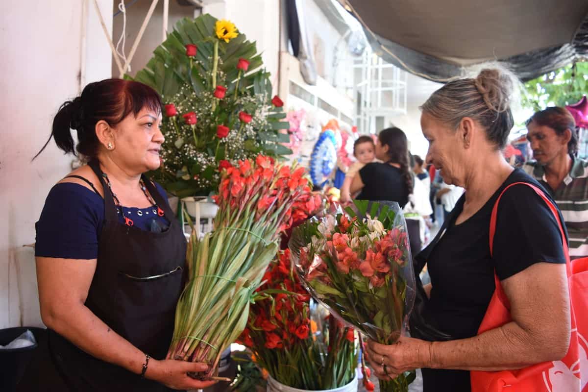 Lula López trabaja con entusiasmo en su florería