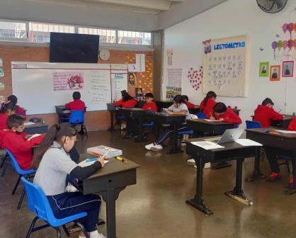 ¿Qué plaza comercial de León, Guanajuato apoya la educación formal?