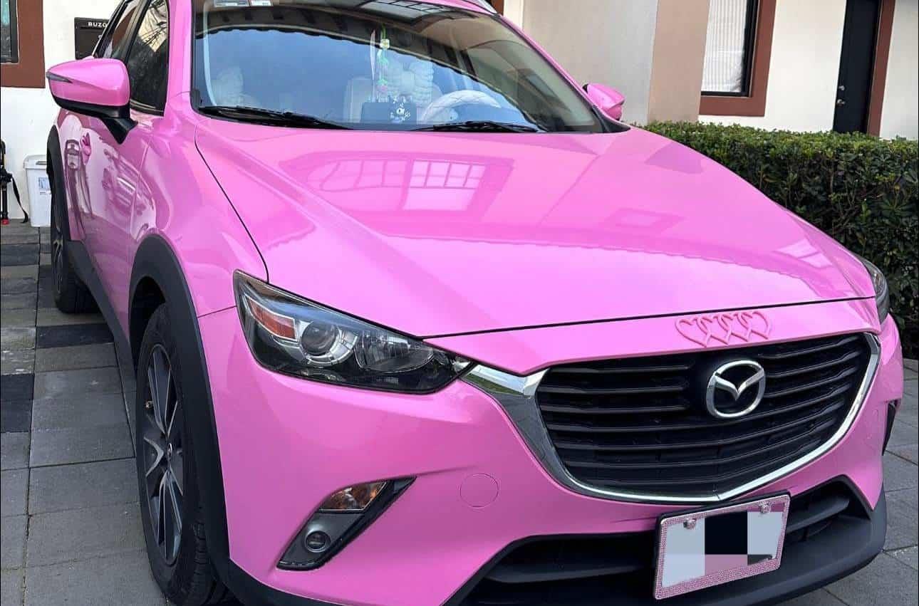 Mazda rosa. Las fotos corresponden al usuario de Facebook. Zitlaltlanezi Zeltzin Ortiz