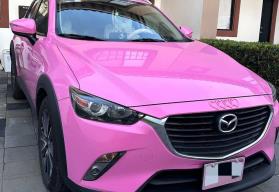 Chica decora su Mazda en color rosa y rines de corazón y transmite bonito mensaje de aceptación