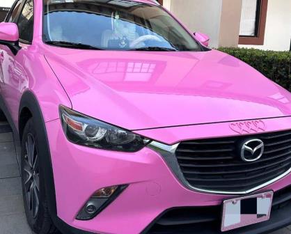 Chica decora su Mazda en color rosa y rines de corazón y transmite bonito mensaje de aceptación