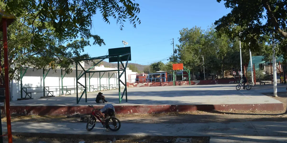 El parque se localiza entre las calles Cisne y Águila, en la colonia ubicada al sur de la capital sinaloense.