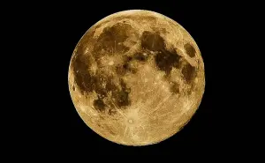 ¿De cuántos colores se puede ver la Luna y por qué?