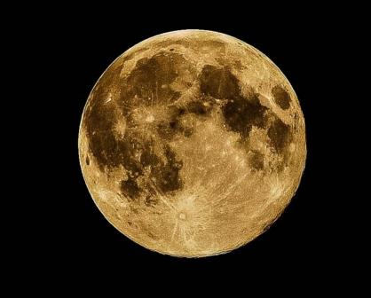 ¿De cuántos colores se puede ver la Luna y por qué?