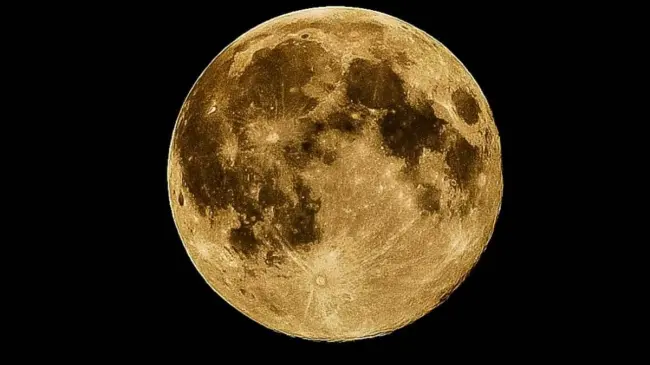 La Luna puede cambiar de colores por diversos motivos. Foto: Pixabay