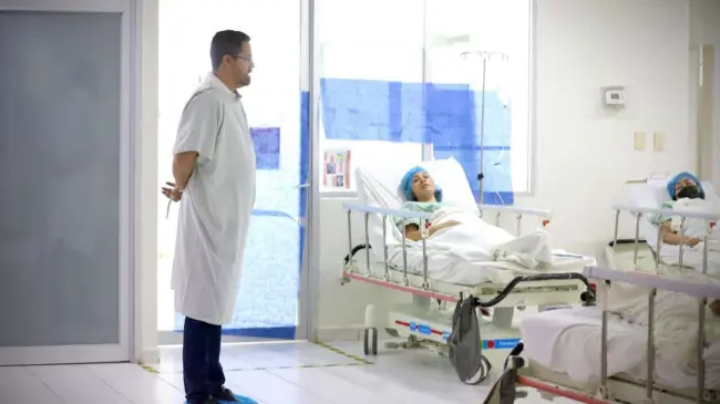 Cirujanos plásticos de Sinaloa le reconstruyen mamas a mujeres que padecieron cáncer.