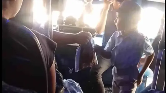 Un chofer de un camión urbano de Culiacán regala dulces a niños.