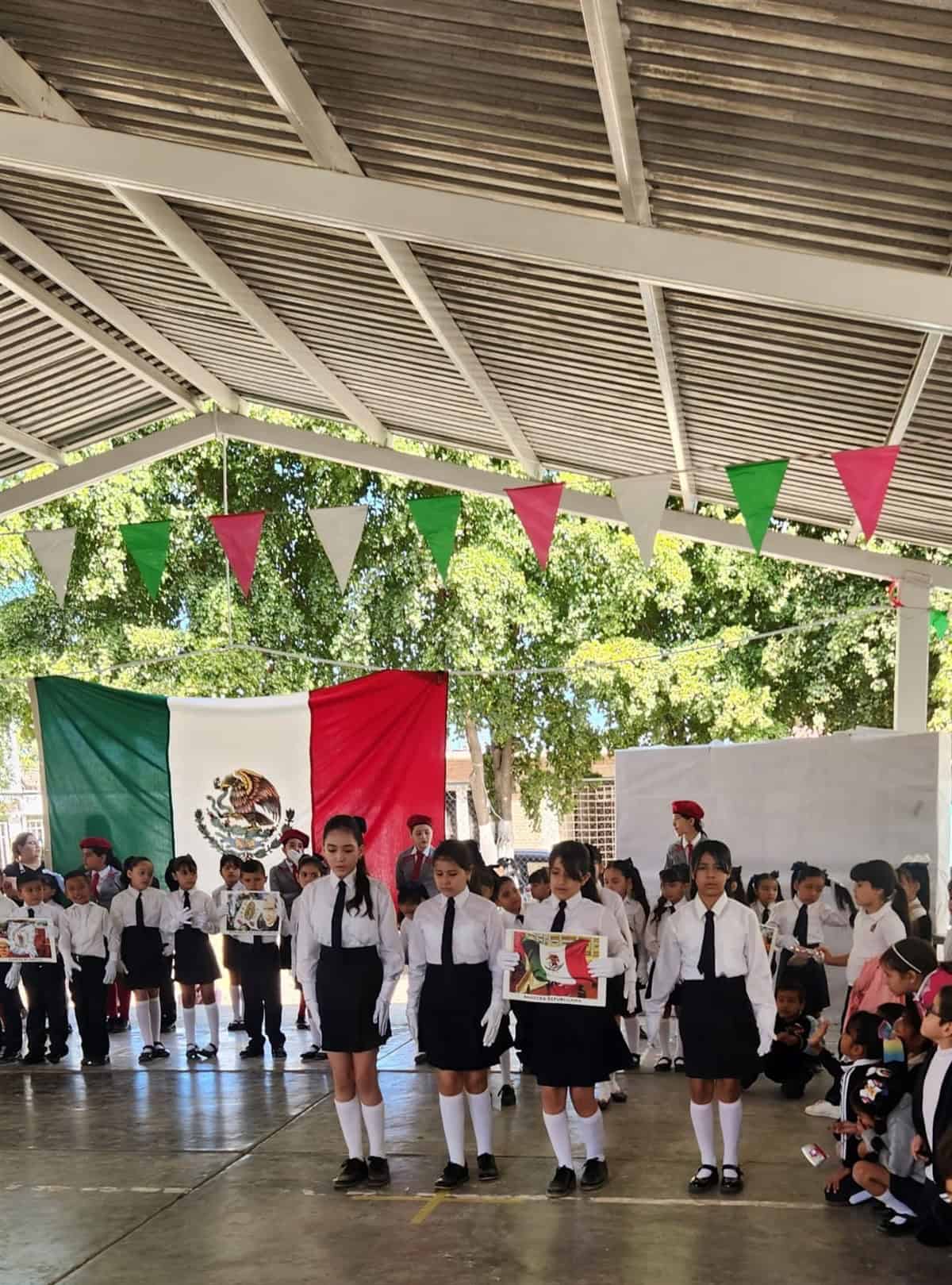 Niñas y niños de Villa Juárez en concurso de escoltas y banderas