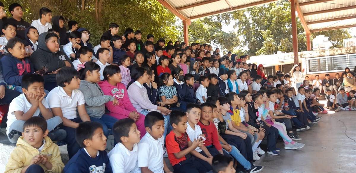 Entusiasmo y aprendizaje con obra de teatro a niños migrantes de Villa Juárez