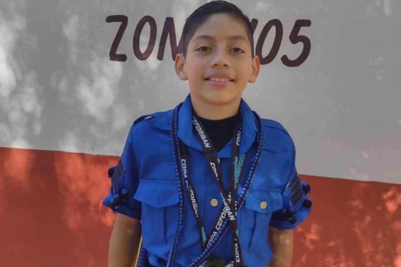 Gabriel Eduardo es el comandante de la Banda de Guerra de la primaria Natalio Landeros Ramos en Culiacán.