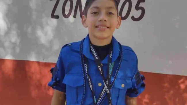 Gabriel Eduardo es el comandante de la Banda de Guerra de la primaria Natalio Landeros Ramos en Culiacán.