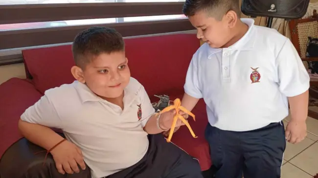 Matías Alonso e Íker Sebastián son dos hermanitos que juntos enfrentan dificultades.