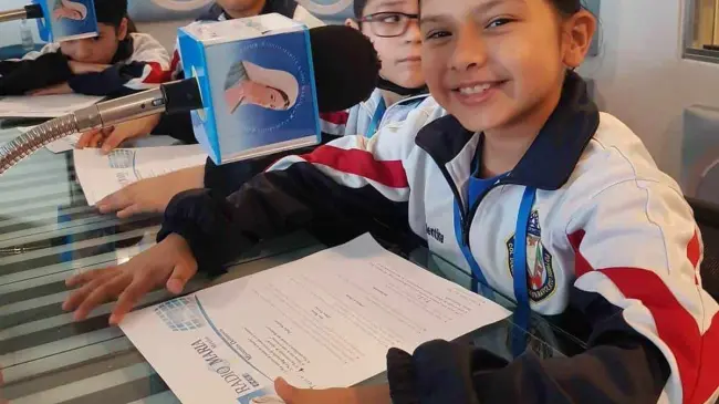 Mia Valentina es una niña que disfruta todo lo que hace. Experimenta con diferentes áreas.