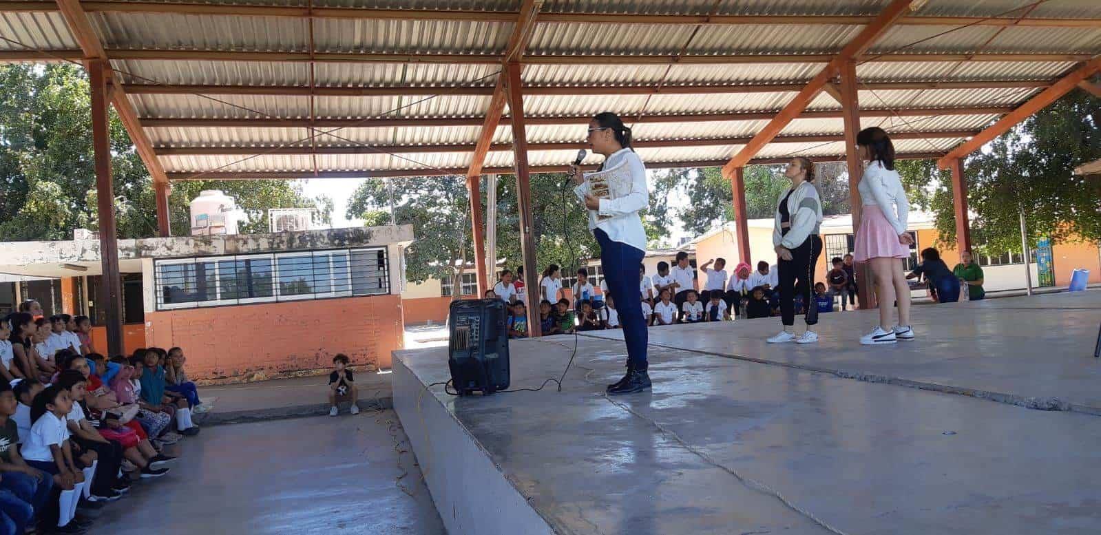Niñas y niños migrantes de Villa Juárez presencia obra de teatro por primera vez. Un paso al emprendimiento