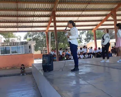 Niñas y niños migrantes de Villa Juárez presencian una obra de teatro por primera vez