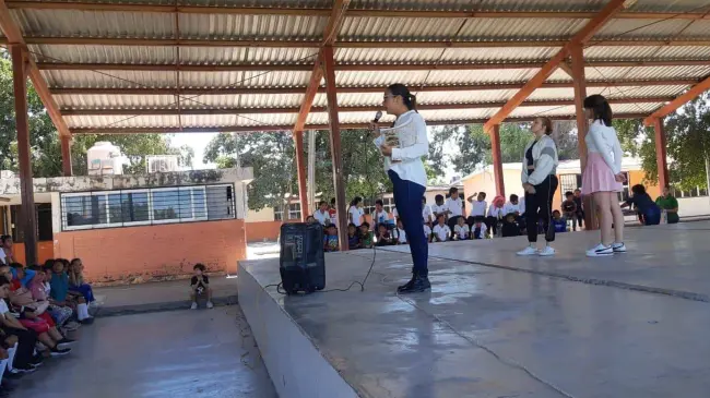 Niñas y niños migrantes de Villa Juárez presencia obra de teatro por primera vez. Un paso al emprendimiento