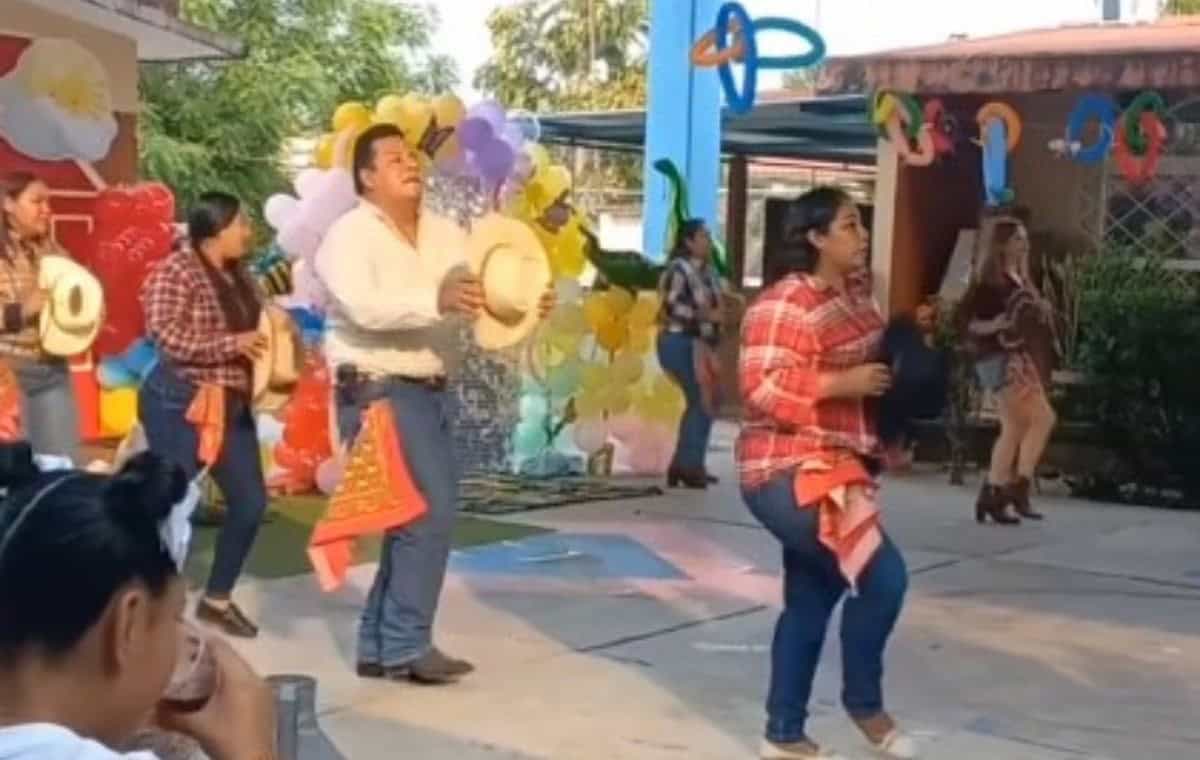  Papá se luce bailando por Día del Niño en la escuela de su hijo