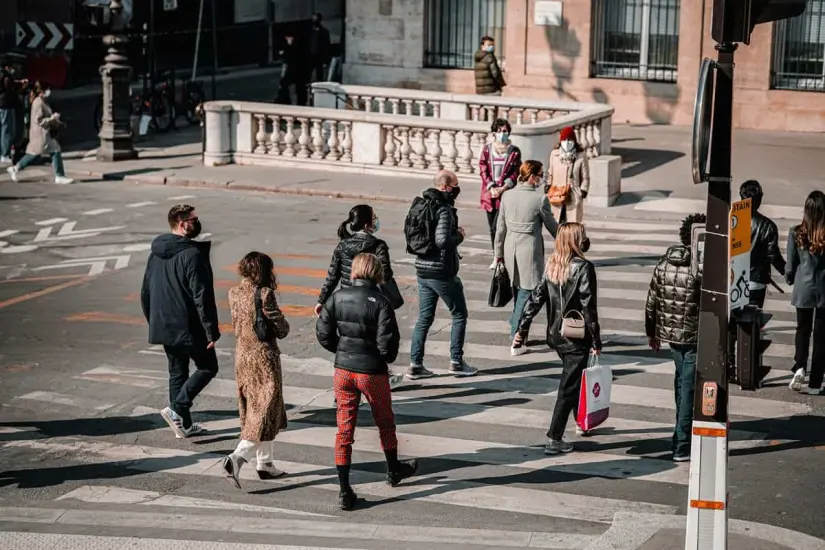 Los peatones están en la cima de la pirámide de movilidad | Imagen: Vlad B 